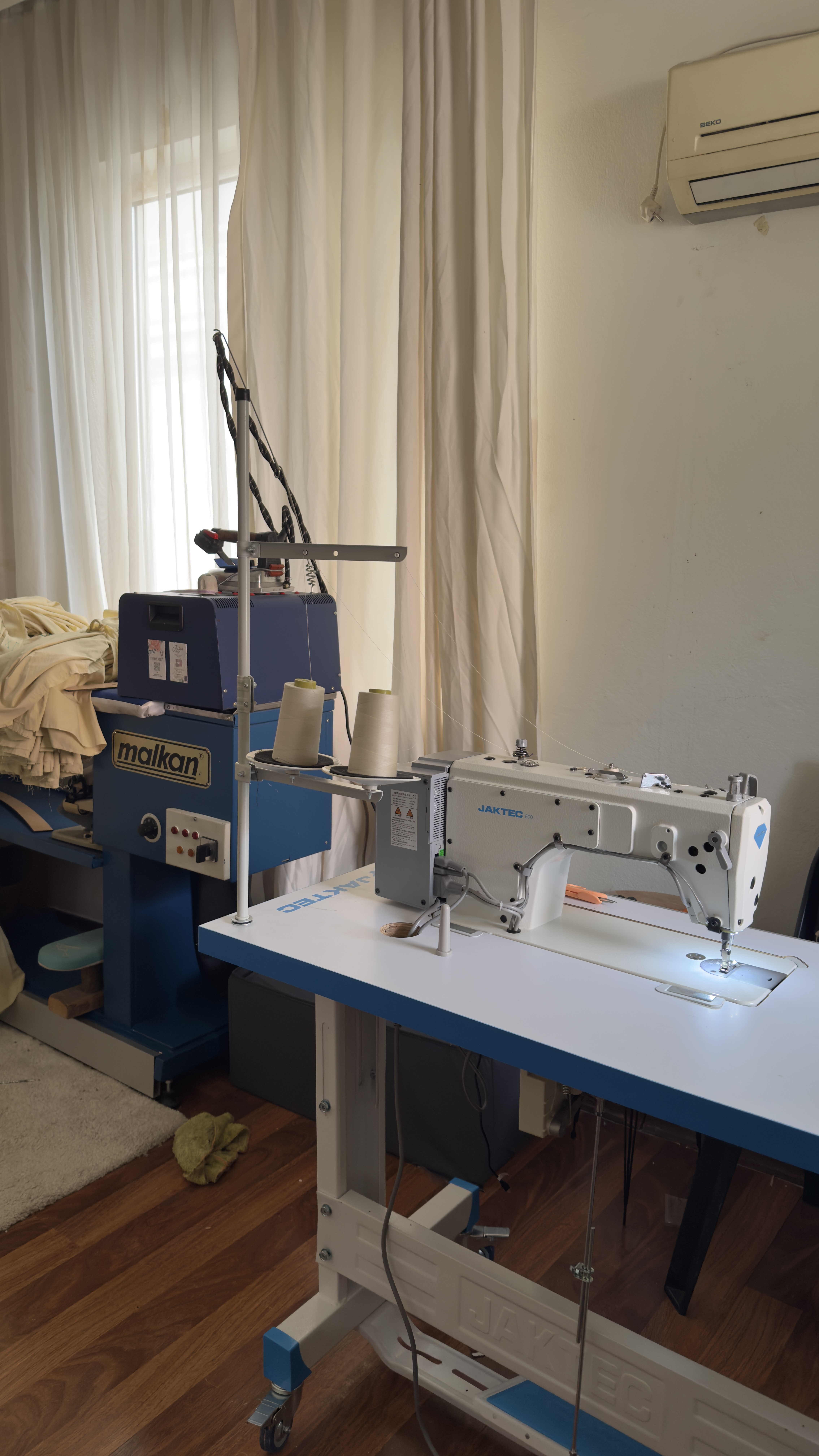 Fatma Terzi atölyesi makine, iplik ve iğne malzemeleri — Antalya terzi